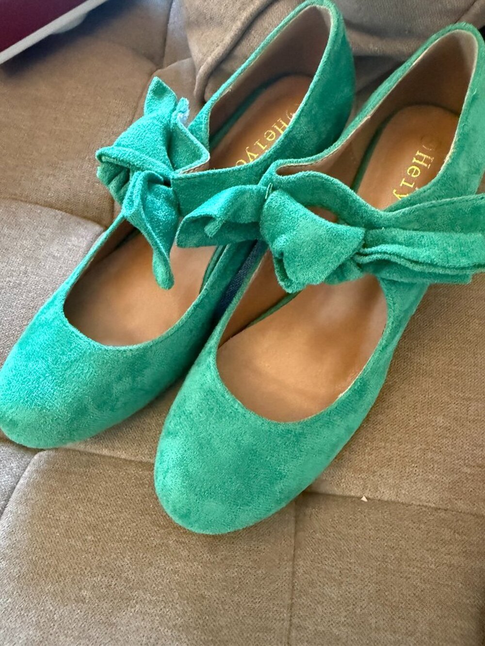 Vintage-look green suede pumps